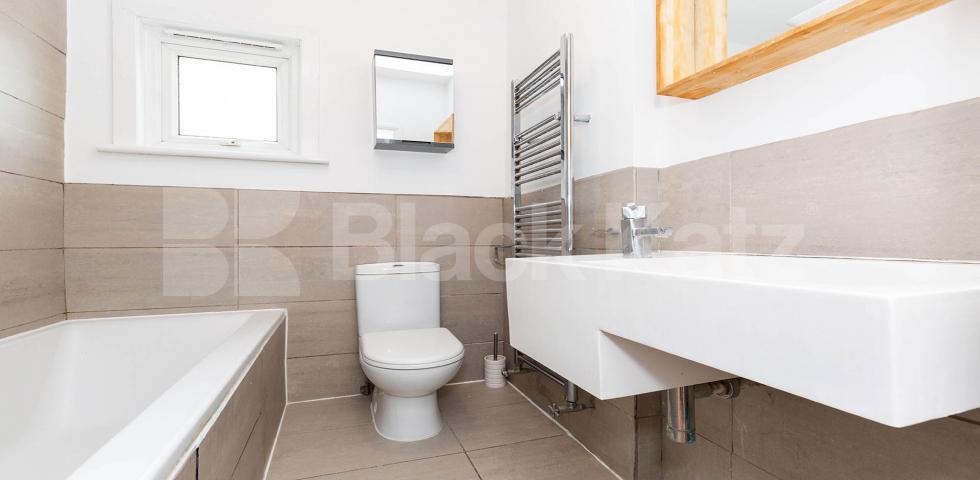 			Large Study, 2 Bedroom, 1 bath, 1 reception Flat			 Barratt Avenue, Alexandra Palace